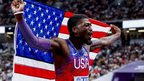 国足主场激战在即，伊万教练调整阵容，全力争胜，晋级希望重燃曙光。